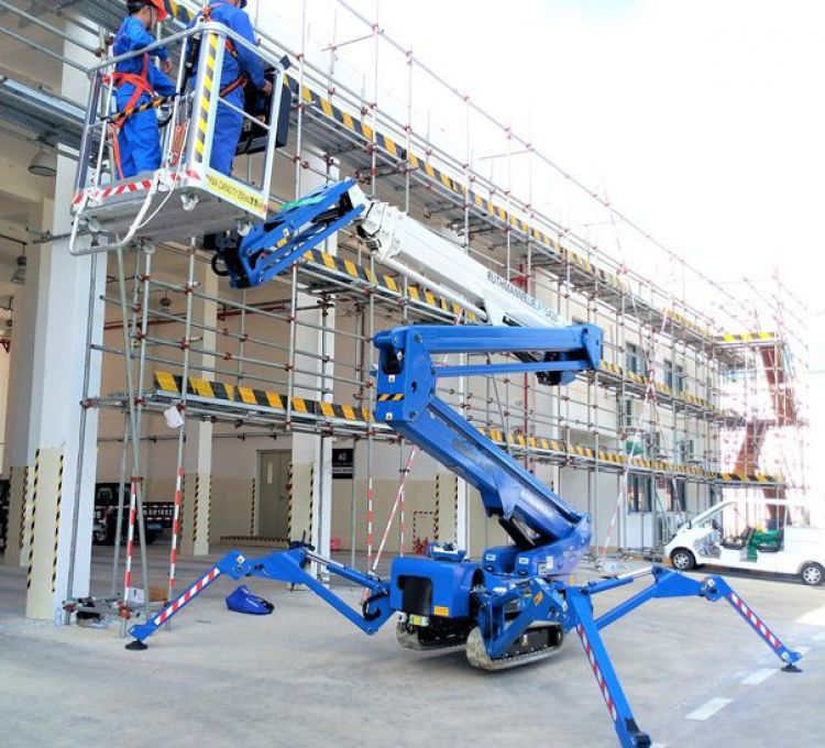 德國(guó)清潔公司引進(jìn)新型蜘蛛車(chē)提升高空作業(yè)能力