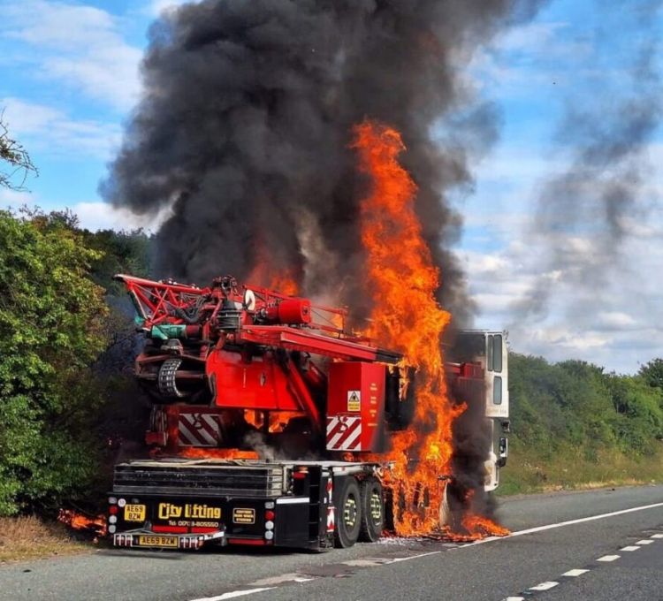 英國(guó)M11高速起重機(jī)起火事故